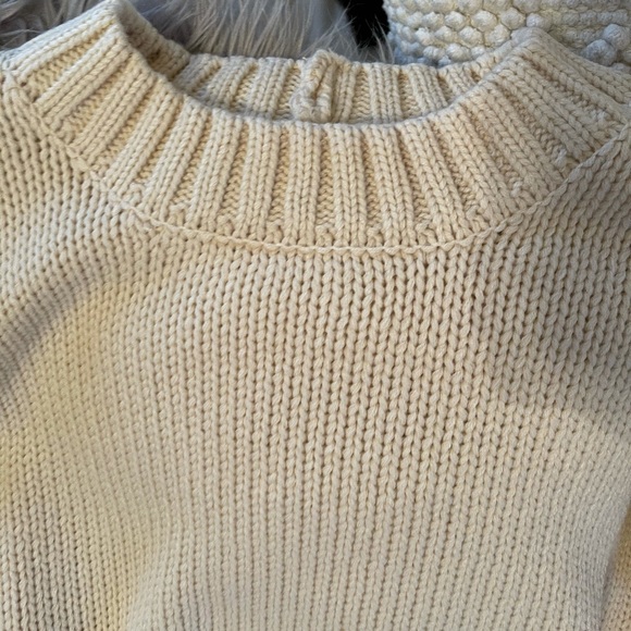 Puffy sleeves sweater 🤍 - Picture 10 of 12